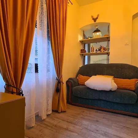 Town Square Apartment *