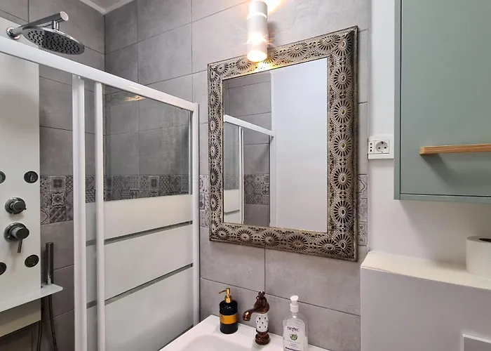 Town Square Apartment *